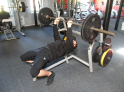 úzky benchpress