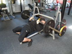 úzky benchpress